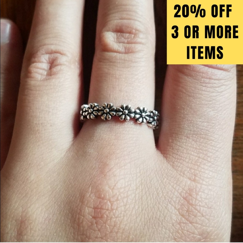 NWOT Silver Flower Ring - Picture 2 of 8